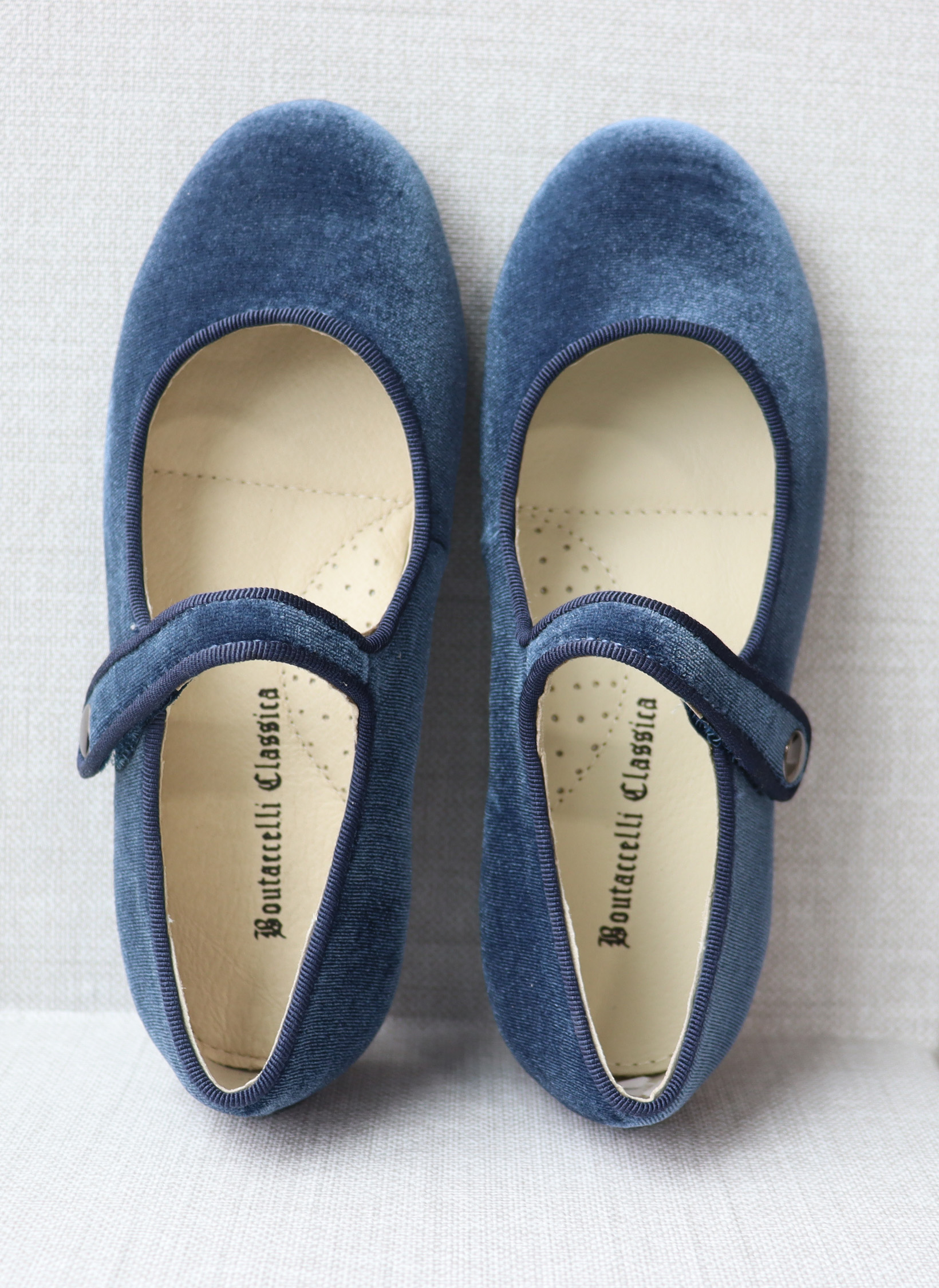 Store Hours right side img